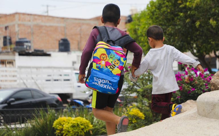 ENTREGA TERE JIMÉNEZ ÚTILES ESCOLARES, MOCHILAS, ZAPATOS Y TENIS EN RINCÓN DE ROMOS