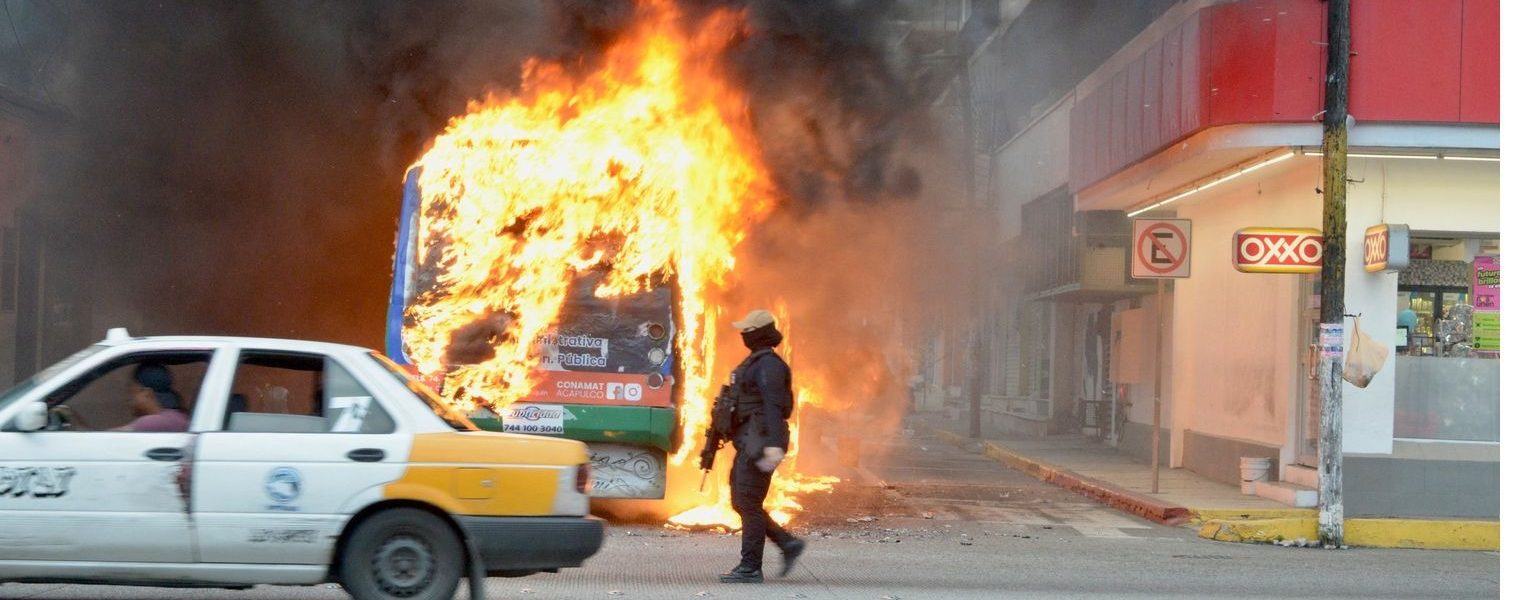 Hombres desconocidos incendian camiones en Acapulco