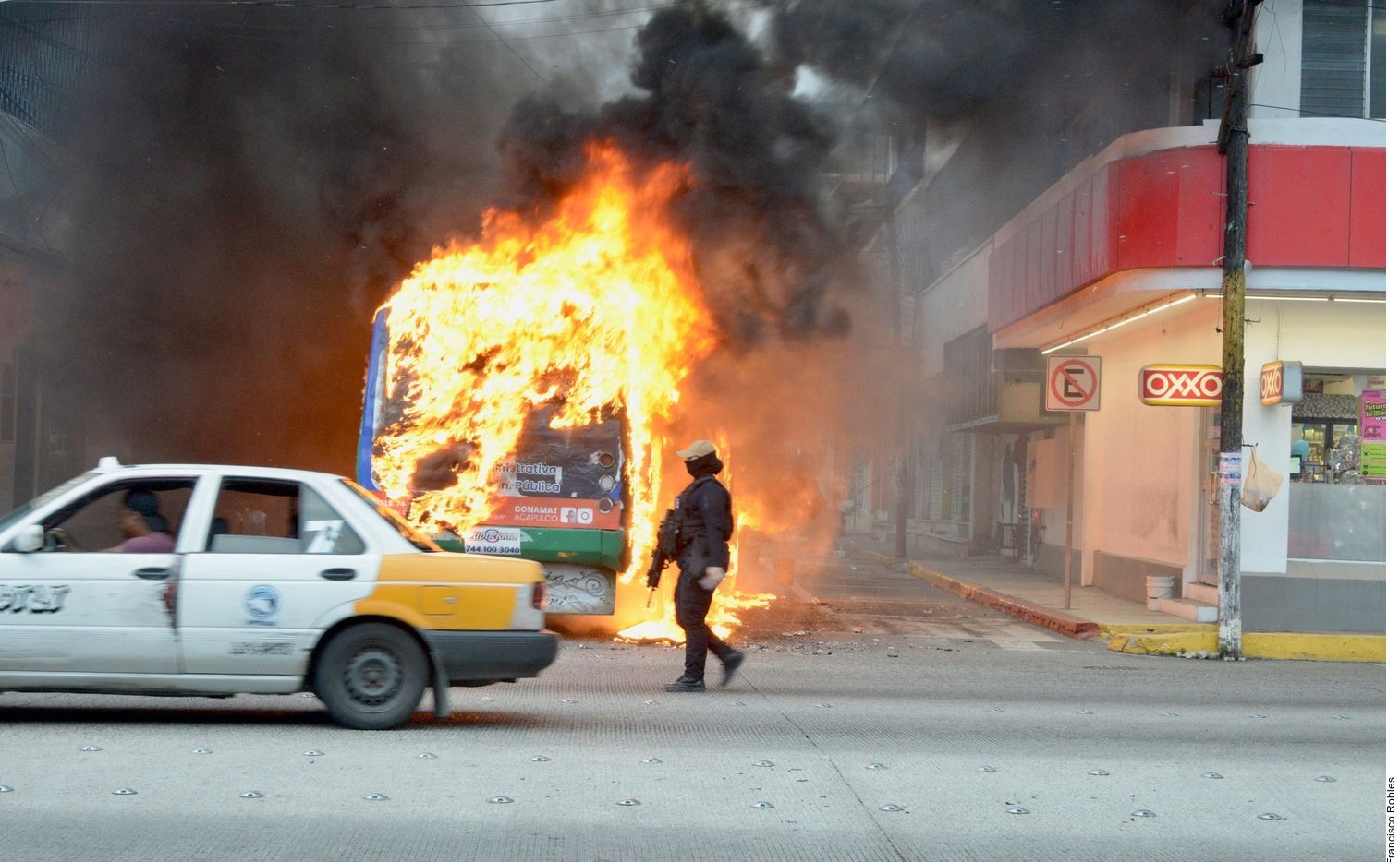 Hombres desconocidos incendian camiones en Acapulco