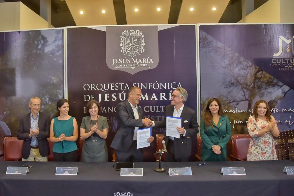 FIRMAN CONVENIO JESÚS MARÍA Y FUNDACIÓN AZTECA