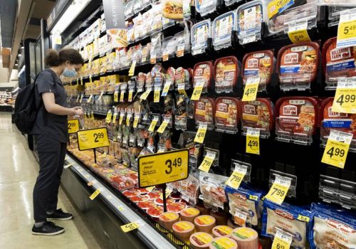 Alza de precios al consumidor en EEUU es impulsado por costos elevados de la gasolina y los alimentos
