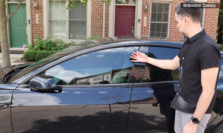Youtuber se implanta las «llaves» de su Tesla para no volverlas a perder