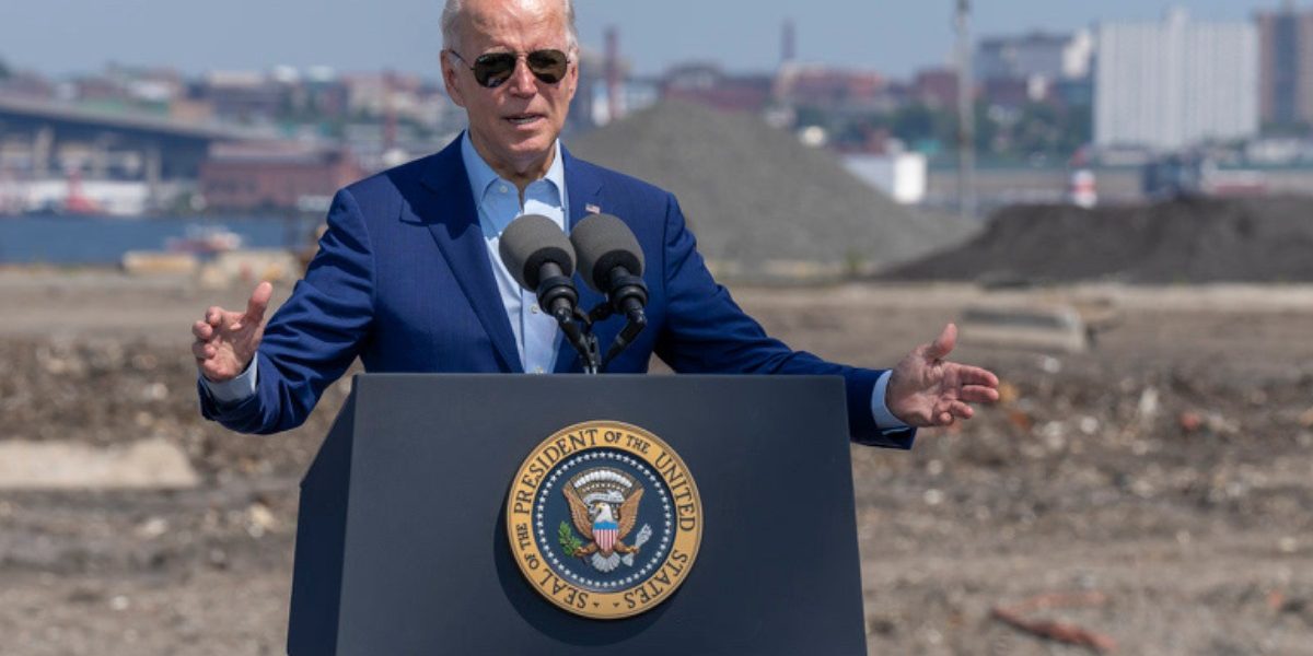 Biden solicitará 35 mil mdd adicionales para la policía pese a que su partido aprobó una reducción tras el Black Lives Matter