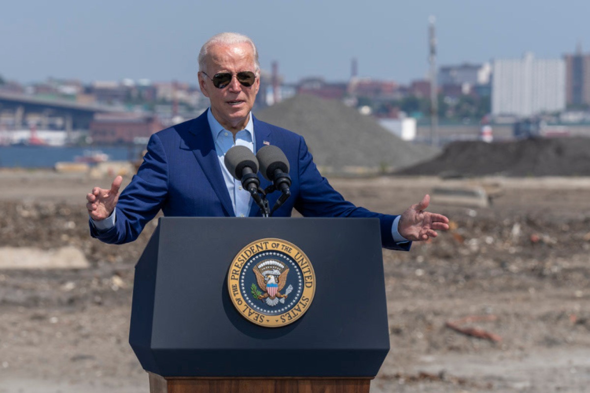 Biden solicitará 35 mil mdd adicionales para la policía pese a que su partido aprobó una reducción tras el Black Lives Matter
