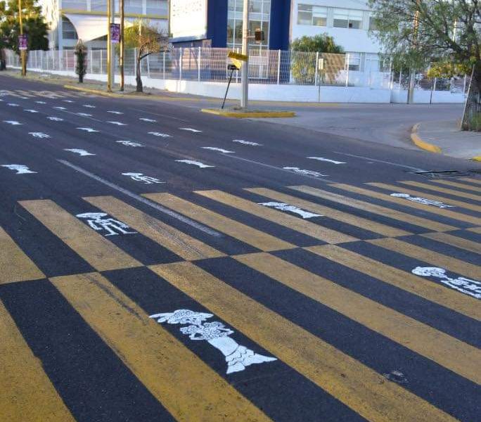 LLAMATIVO CRUCE PEATONAL CON CALAVERITAS COLOCA MUNICIPIO EN TIANGUIS DE MUERTOS