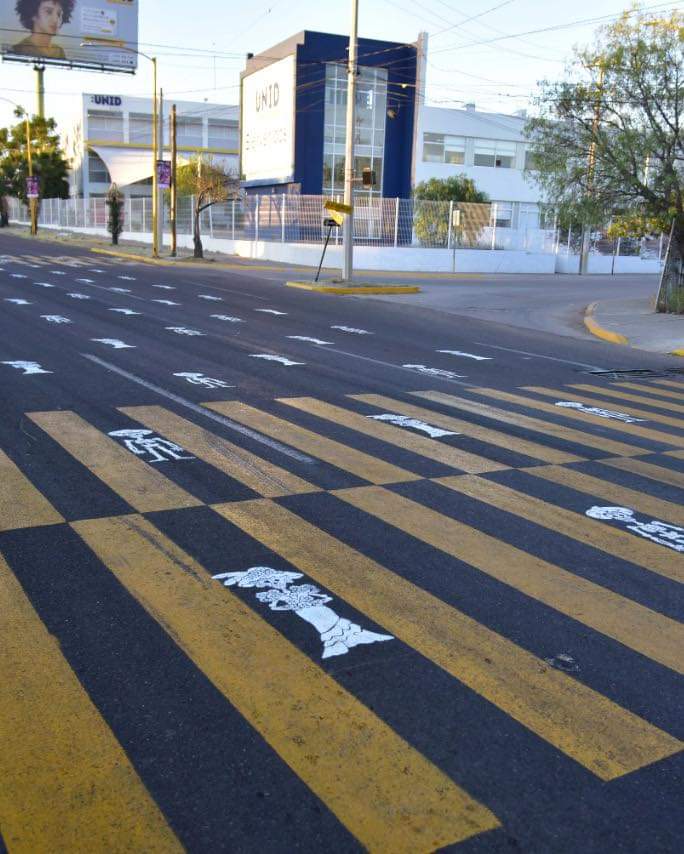 LLAMATIVO CRUCE PEATONAL CON CALAVERITAS COLOCA MUNICIPIO EN TIANGUIS DE MUERTOS