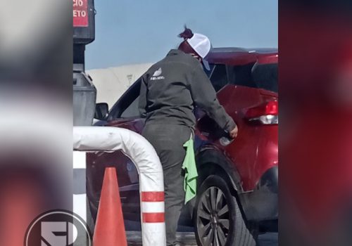 La Crítica Gráfica: Despachadora hablando por teléfono en gasolinera