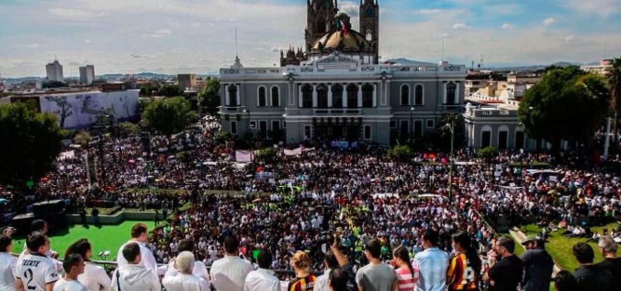 Estudiantes de la Universidad de Guadalajara declaran a Enrique Alfaro como persona «non grata»
