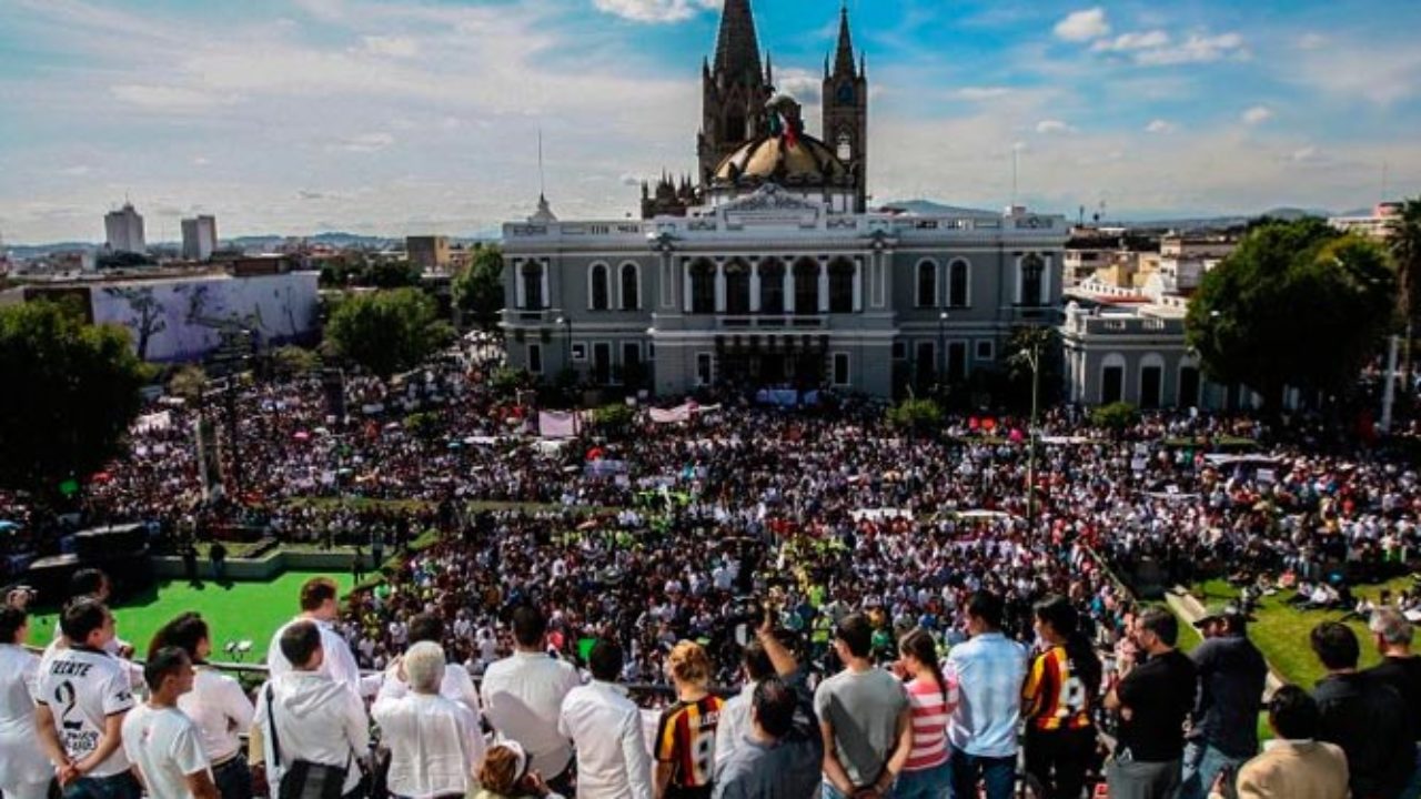 Estudiantes de la Universidad de Guadalajara declaran a Enrique Alfaro como persona «non grata»