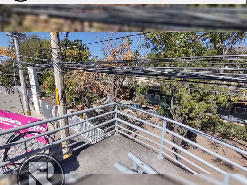 La Crítica Gráfica: Peligro en puente peatonal escolar