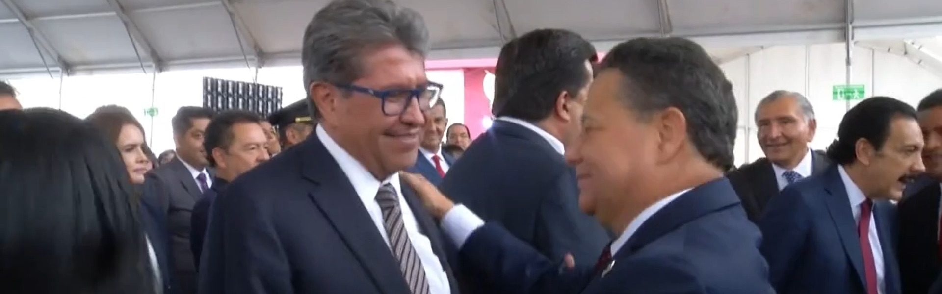 Abuchean a Monreal en Hidalgo tras toma de posesión de Julio Menchaca