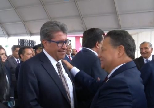 Abuchean a Monreal en Hidalgo tras toma de posesión de Julio Menchaca