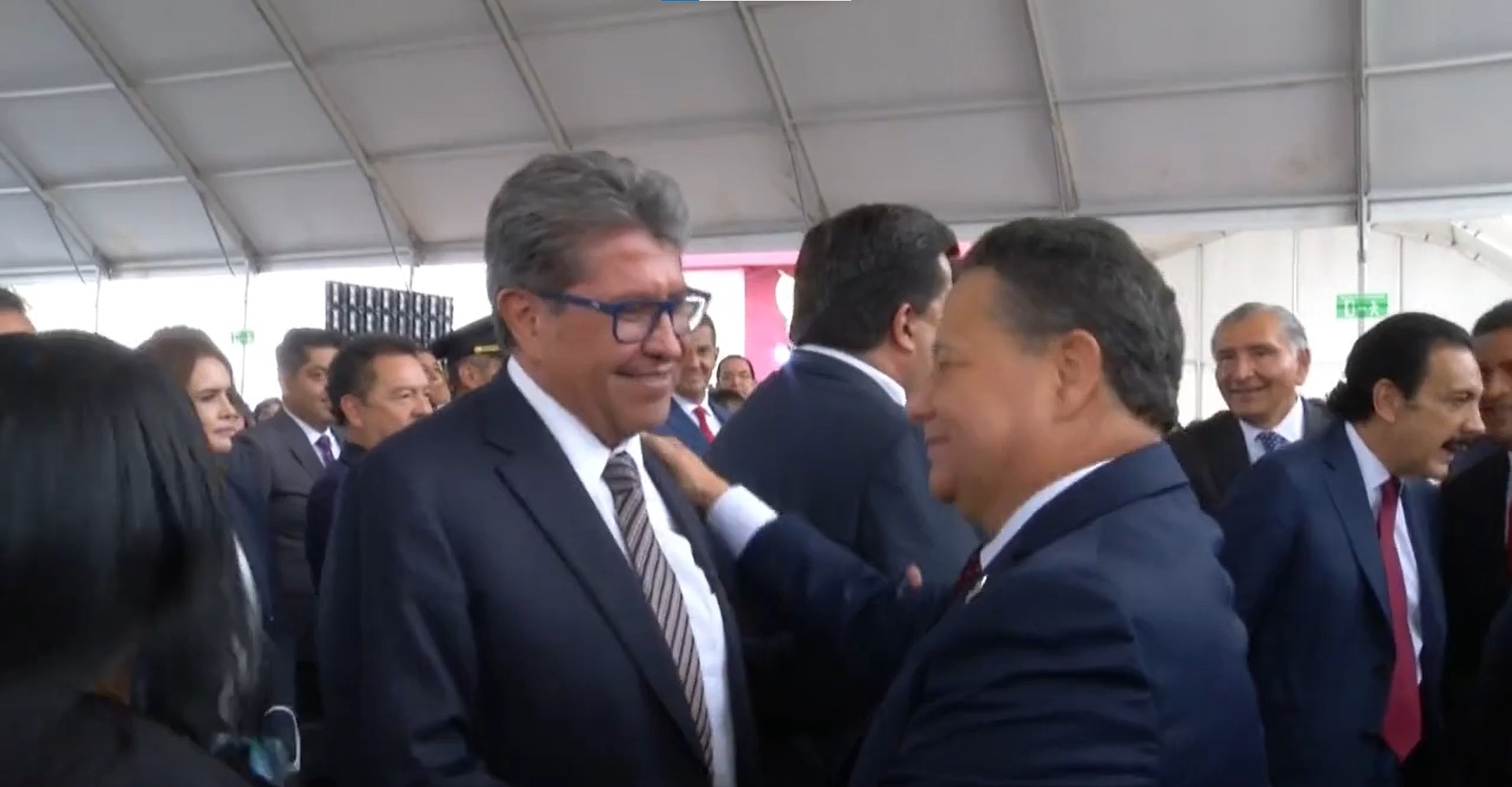 Abuchean a Monreal en Hidalgo tras toma de posesión de Julio Menchaca