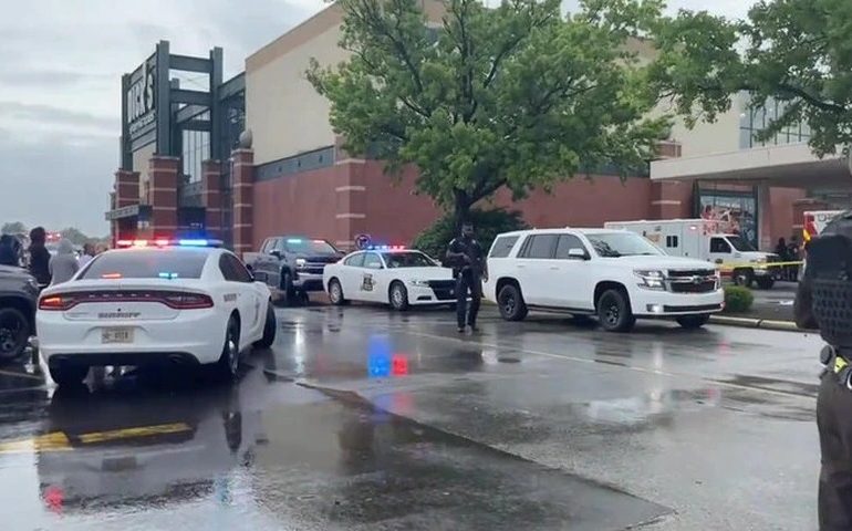 Cuatro muertos y dos heridos deja tiroteo en centro comercial de Indianapolis