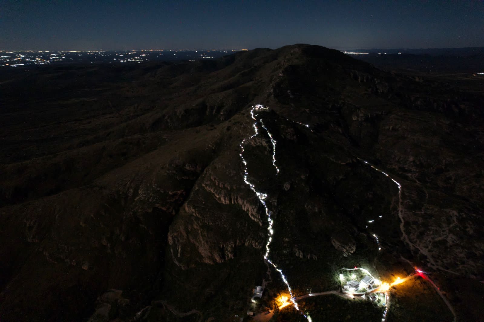 SALDO BLANCO EN ILUMÍNALE LOS PIES AL MUERTO