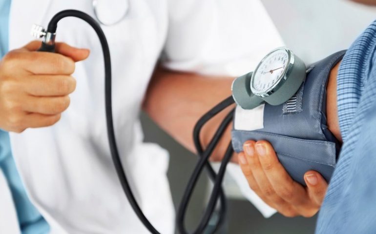 Casi la mitad de los mexicanos padecen hipertensión arterial