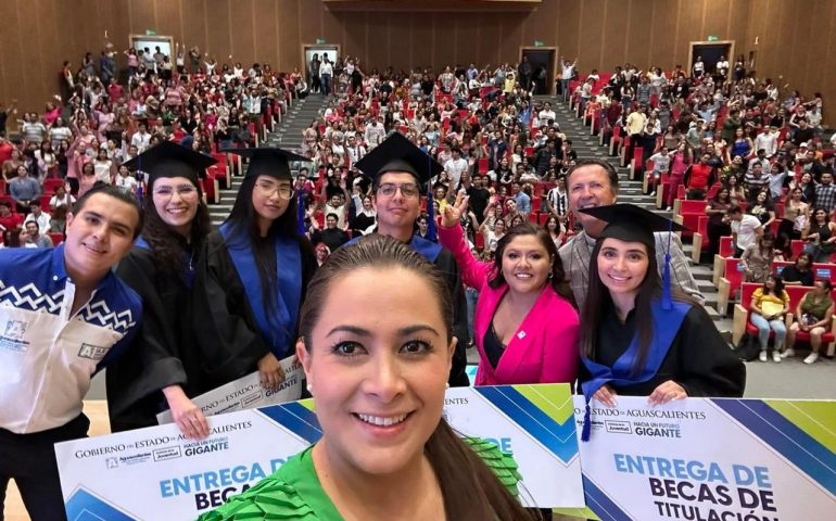 TERE JIMÉNEZ ENTREGA BECAS DE TITULACIÓN A JÓVENES UNIVERSITARIOS DESTACADOS