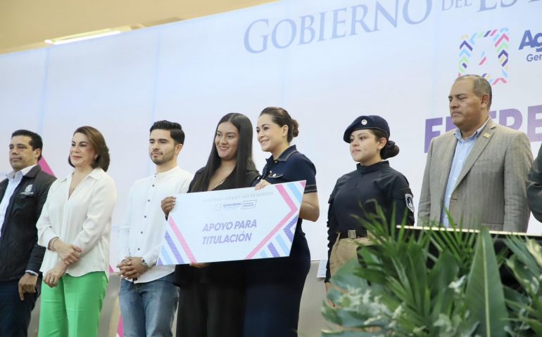 TERE JIMÉNEZ HACE LA PRIMERA ENTREGA DE MÁS DE 14 MIL BECAS POR 30 MDP