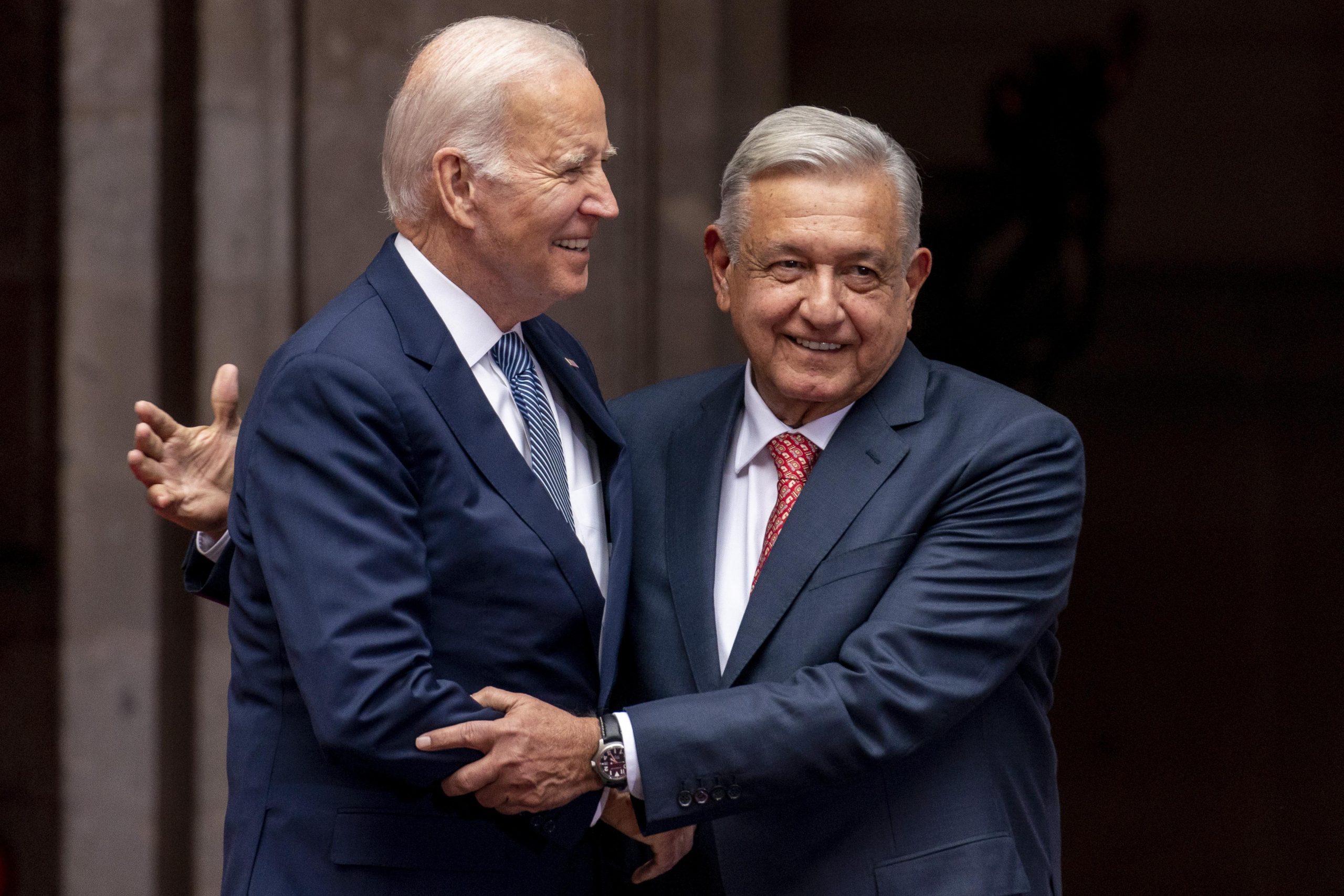 Biden agradece a AMLO por recibir migrantes tras nueva política