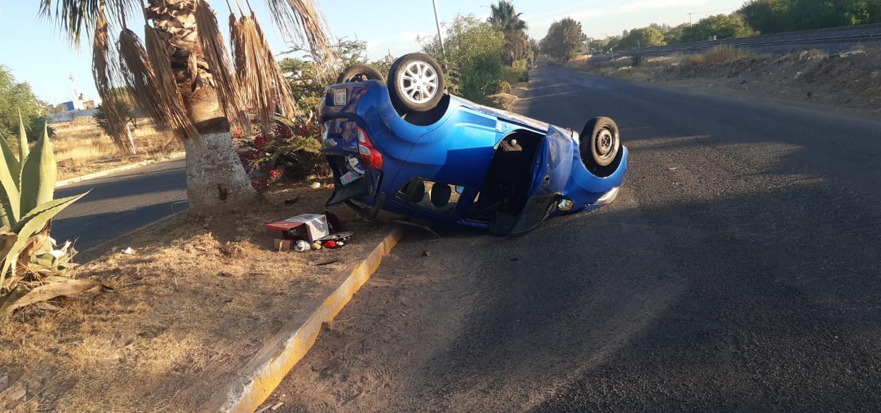 CHOCÓ Y VOLCÓ SU AUTO