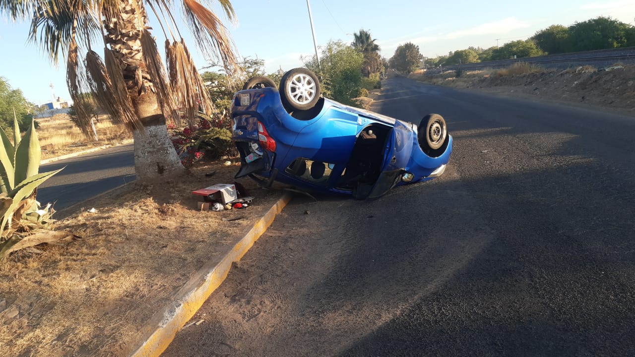 CHOCÓ Y VOLCÓ SU AUTO