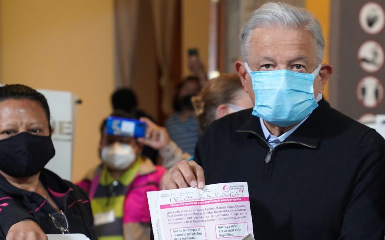 Solo el 18% de los votantes participaron en la consulta de revocación, la mayoria voto por que se quedara