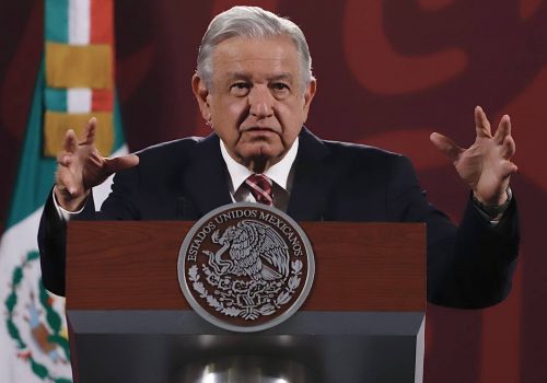 Recriminan a AMLO Contratación de Médicos Cubanos