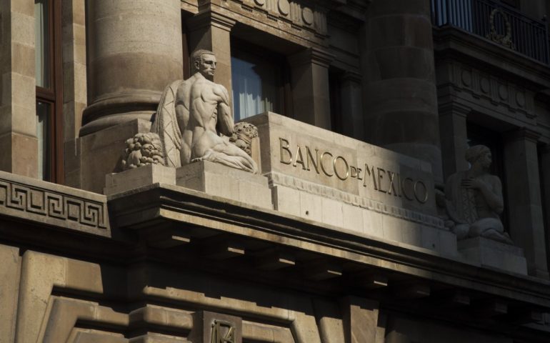 Banxico recorta pronóstico de crecimiento del PIB y aumenta proyección de inflación