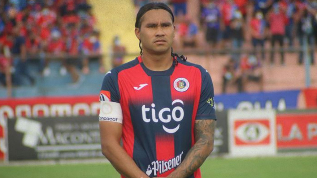 Ebrio y besando a un fan, evidencian al futbolista Carlos “Gullit” Peña