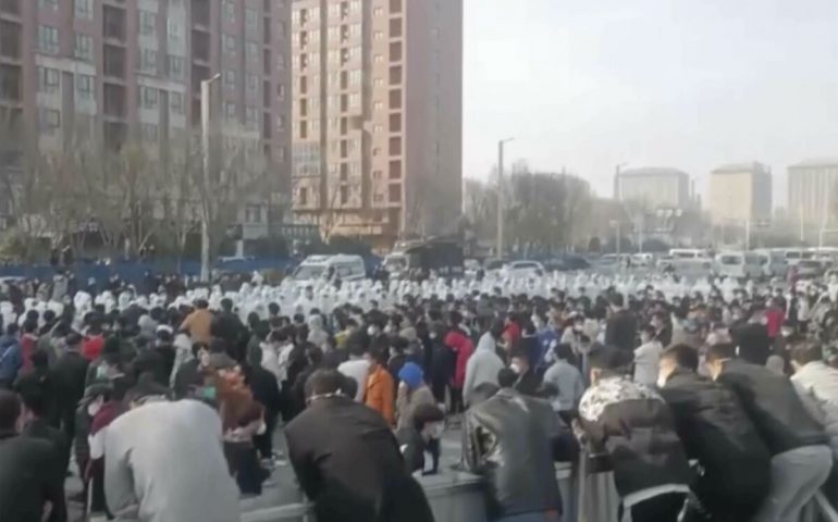 Estalla protesta de trabajadores en la mayor fabrica de Iphones en China