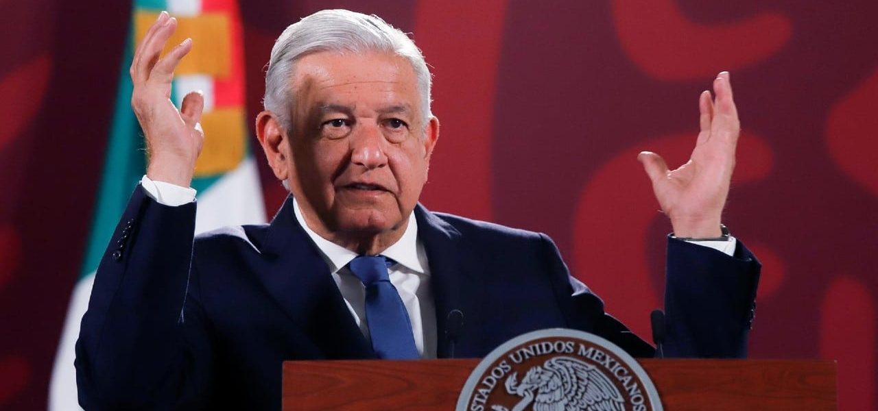 «También cuidamos a los integrantes de las bandas»: AMLO defiende huida del ejército frente al narco