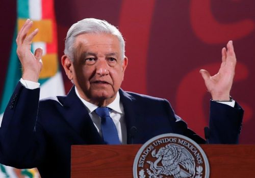 «También cuidamos a los integrantes de las bandas»: AMLO defiende huida del ejército frente al narco