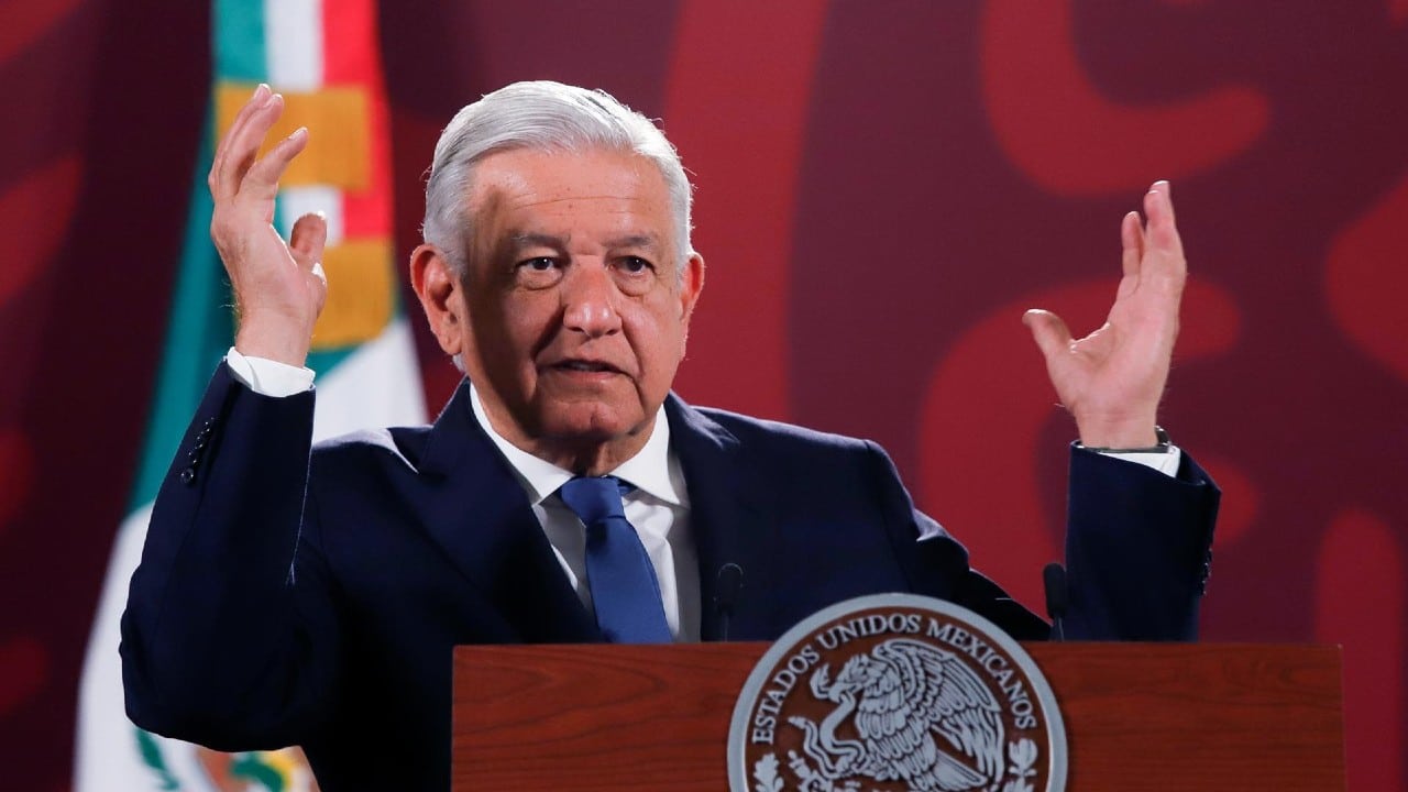 «También cuidamos a los integrantes de las bandas»: AMLO defiende huida del ejército frente al narco