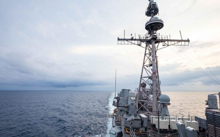 Buques de guerra de EEUU navegan por estrecho de Taiwan, crecen tensiones contra China