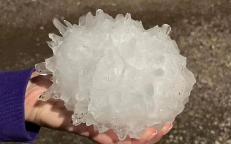 ¿Cual calor? Cae granizo gigante en Arkansas y Texas