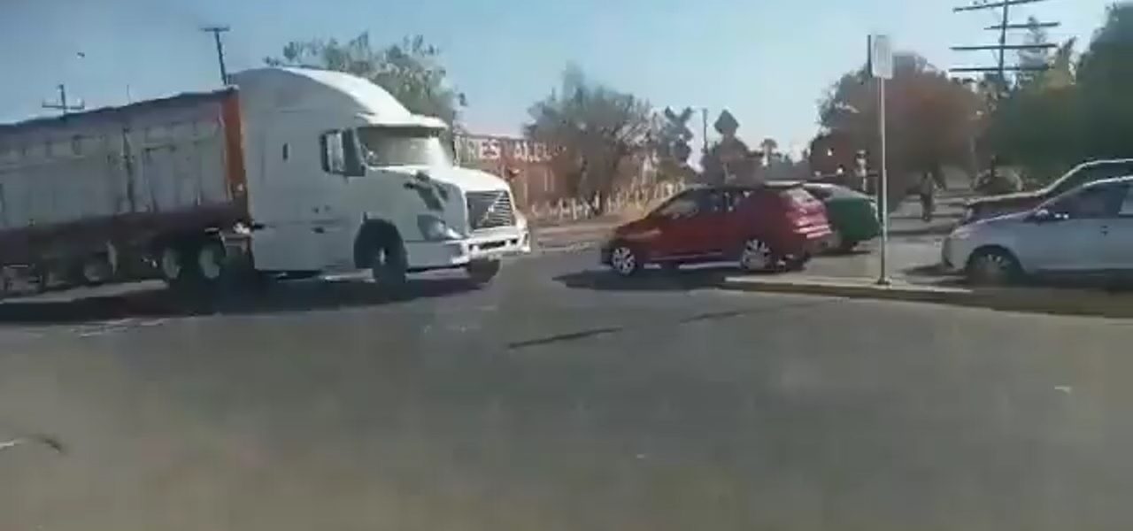 Video de tráiler que se atraviesa al tren
