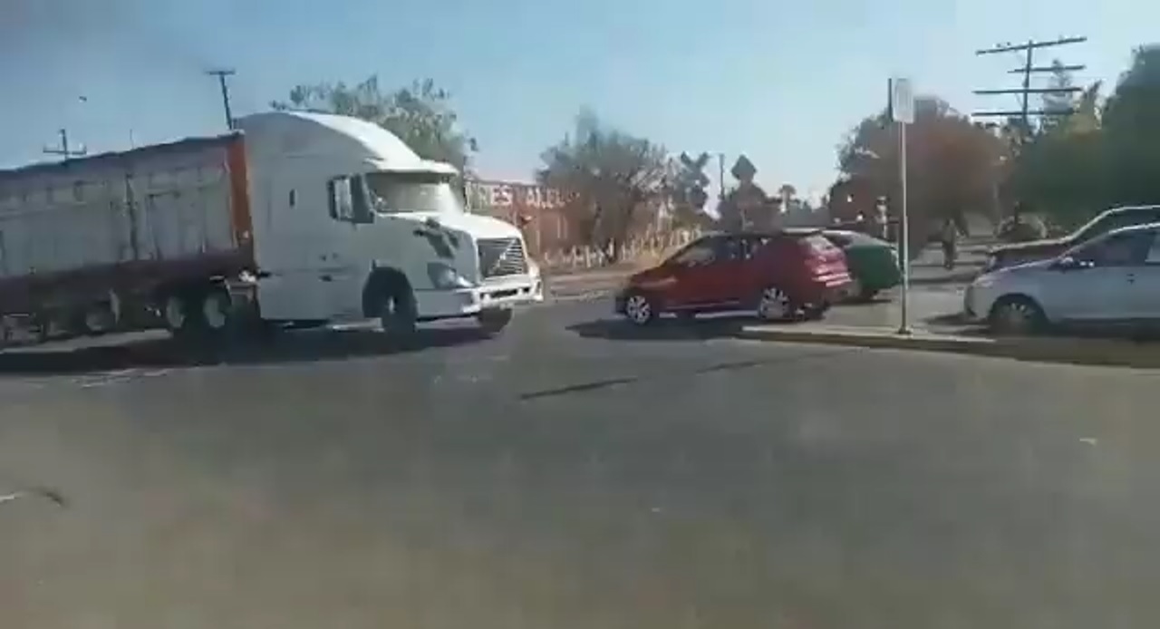 Video de tráiler que se atraviesa al tren
