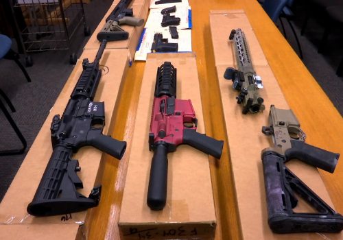 Gobierno de Biden se lanza contra las «armas fantasma»