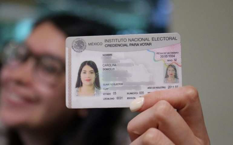 ¿Cargas siempre tu INE? Ve porque no deberias de hacerlo