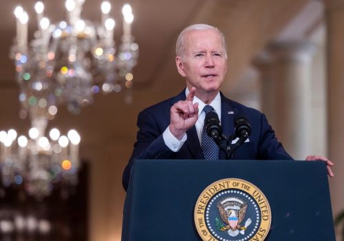 Biden insiste al Congreso en prohibir las armas de asalto