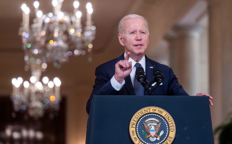 Biden insiste al Congreso en prohibir las armas de asalto