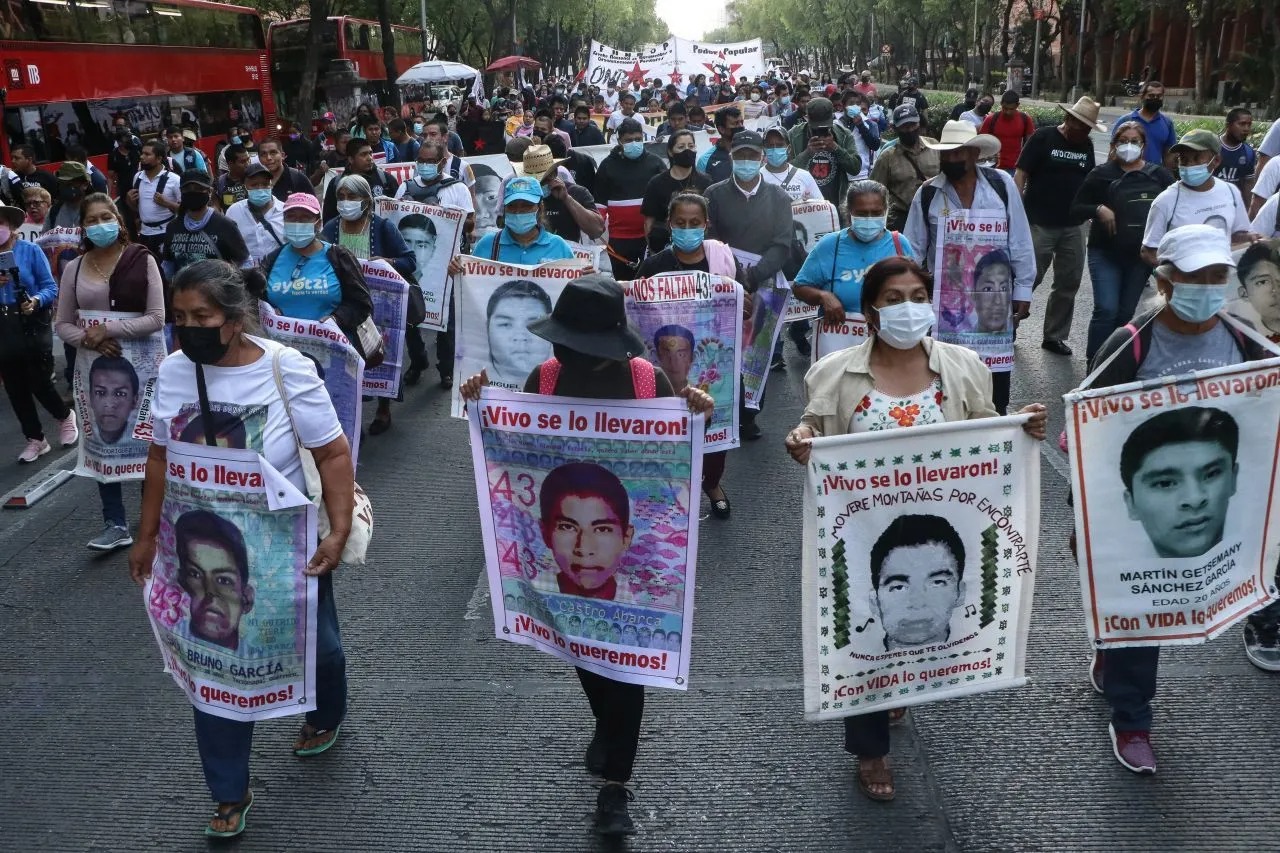 Juez emite 83 ordenes de aprehensión contra diversos funcionarios por caso Ayotzinapa
