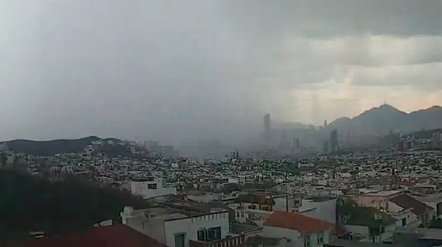 Llueve en Monterrey y regiomontanos celebran