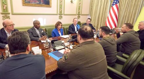 Estados Unidos aumenta apoyos en favor de Ucrania, ignora amenazas de Rusia