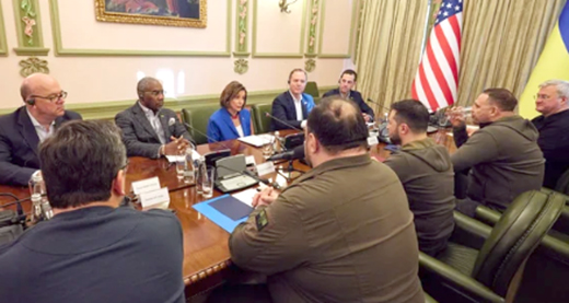 Estados Unidos aumenta apoyos en favor de Ucrania, ignora amenazas de Rusia