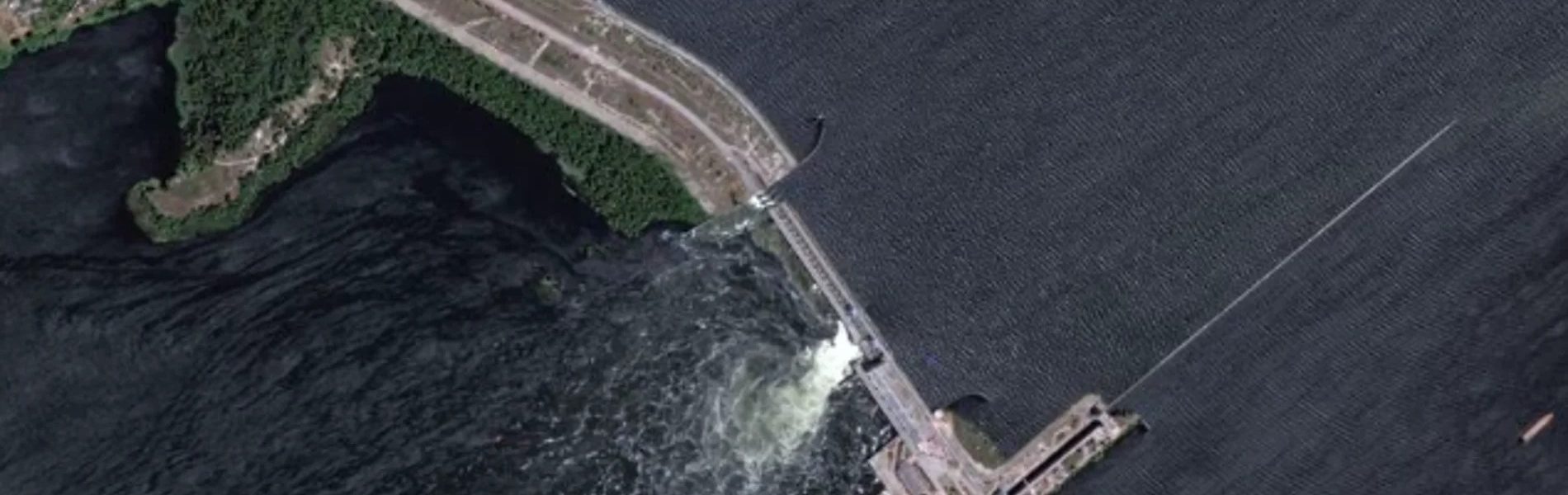 Rusia destruye presa en Ucrania, crea inundaciones y desplazamientos