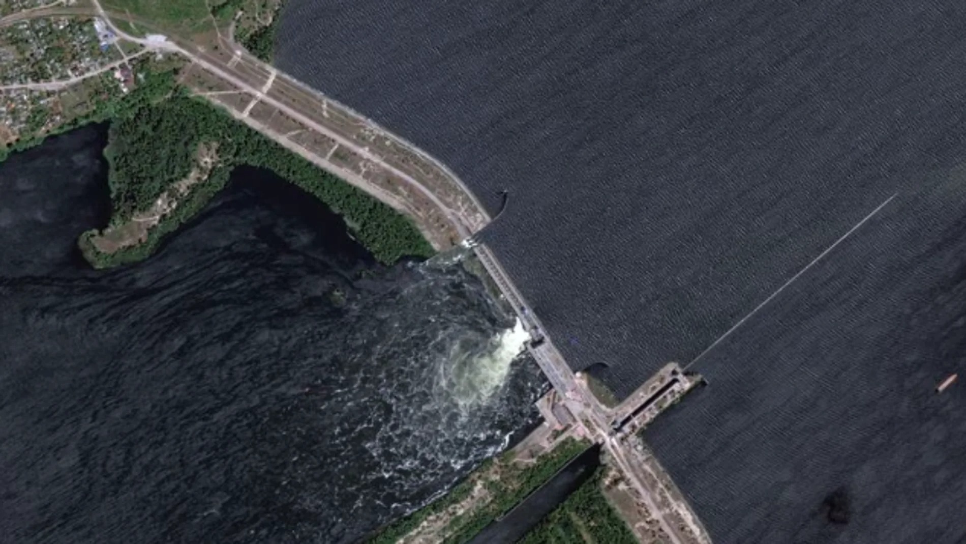 Rusia destruye presa en Ucrania, crea inundaciones y desplazamientos