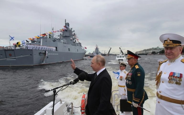 Putin prevé la inclusión de misiles hipersónicos en buques de guerra