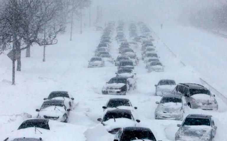 Tormenta invernal en EEUU suma 30 muertos y miles sin electricidad
