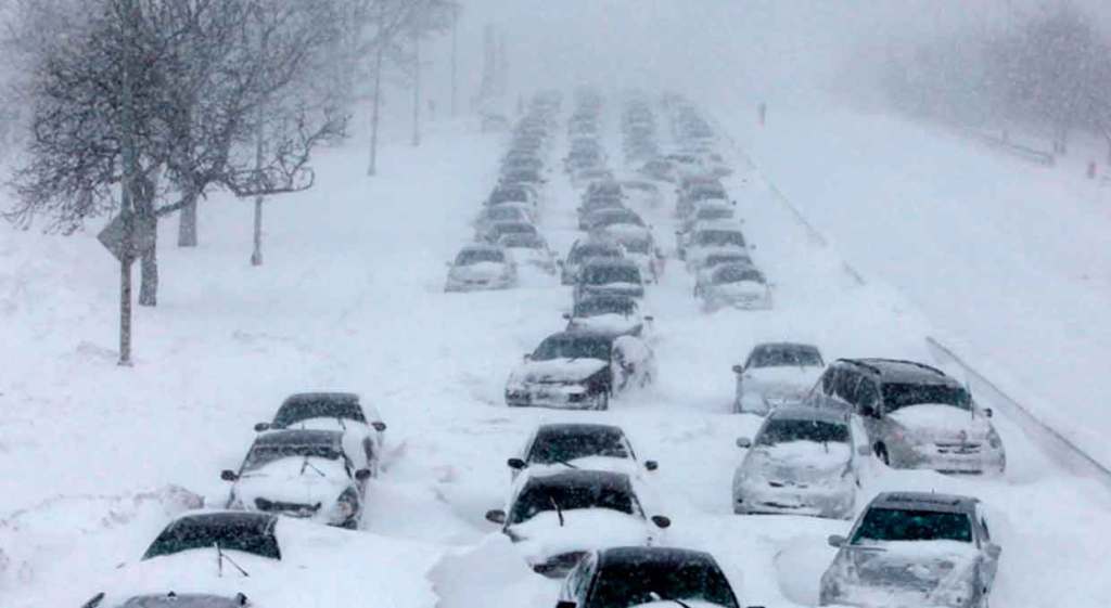 Tormenta invernal en EEUU suma 30 muertos y miles sin electricidad
